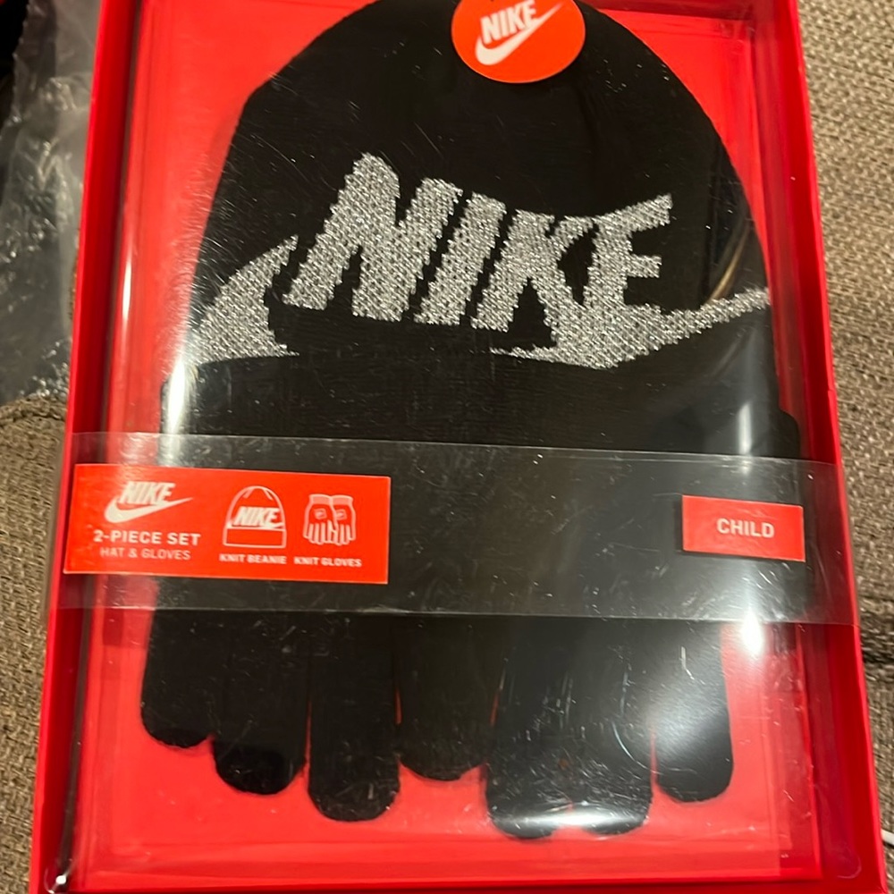 NWT- Nike kids hat and glove gift box set - Black and Silver Age 4-7